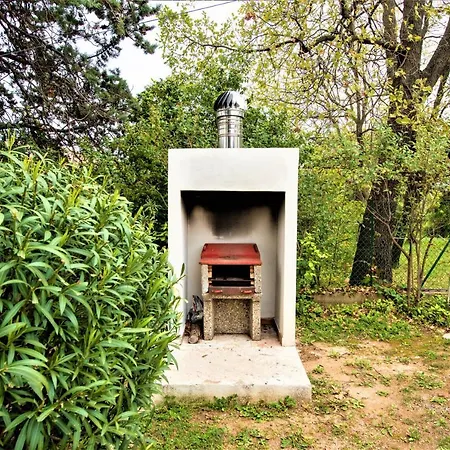 Panoramica Con Piscina E Giardino Per 6 A *