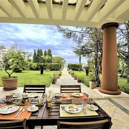 Panoramica Con Piscina E Giardino Per 6 A *