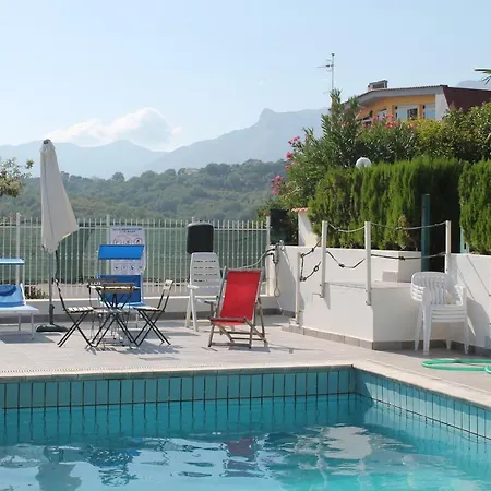 Panoramica Con Piscina E Giardino Per 6 A *
